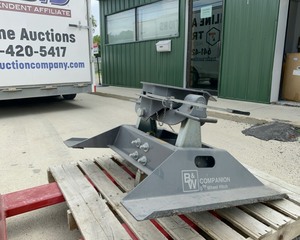 lot 36 image: B&W Companion Fifth Wheel Hitch Model 3000