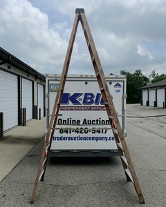 lot 4 image: 12 Foot Fiberglass Stepladder