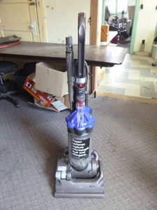 lot 28 image: Dyson DC33 Vacuum Cleaner
