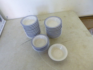 lot 64 image: 27 Monkey Dishes