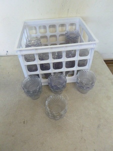 lot 65 image: 116 Tulip Plastic Dishes