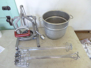 lot 71 image: Kitchen Items