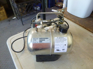 lot 82 image: McCanns E4 Tank Carbonate Pump