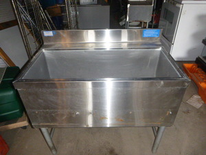 lot 7 image: Ice Bin