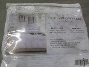 lot 44 image: 3 pc King Size Duvet Cover Set Y2...