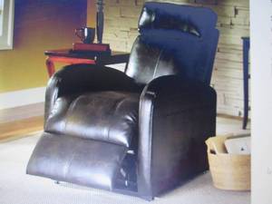 lot 87 image: Powered Lift Recliner open box Reta...