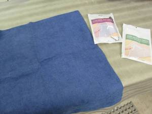 lot 140 image: 2 Large pillow Covers, 2 packs Rug ...