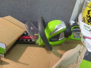 lot 175 image: Greenworks 24 inch 40V Cordless Hed...
