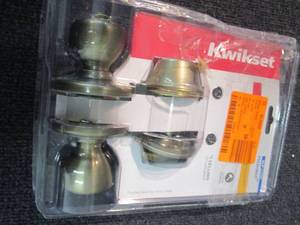 lot 183 image: Kwikset Tylo Antique Brass Entry Do...