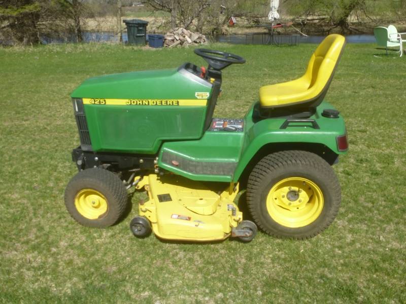 John Deere 425 Lawn Tractor