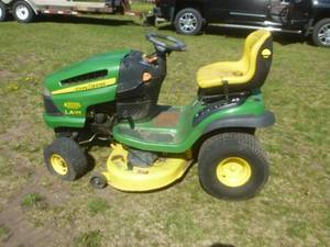John Deere LA 135 Lawn Tractor