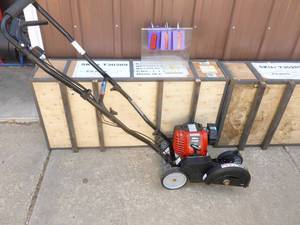 lot 17 image: Craftsman 4 cycle Lawn Edger. Like new. Tested & works. As shown.