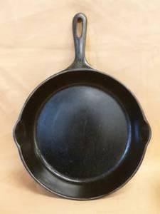 lot 48 image: Vintage Cast Iron Pan