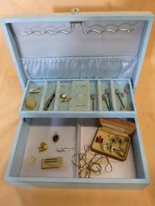 lot 92 image: Vintage Jewelry Box