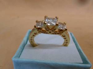 lot 105 image: Ladies Ring
