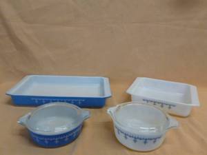 lot 135 image: Vintage Pyrex Set