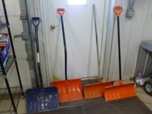 lot 261 image: Snow Shovels