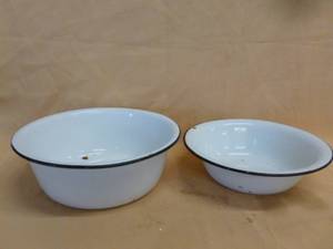 lot 286 image: Vintage Enamelware
