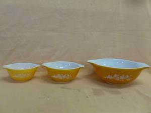 lot 287 image: Vintage Pyrex Bowl Set