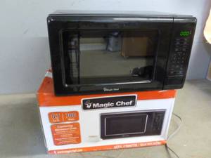 lot 330 image: Microwave Oven