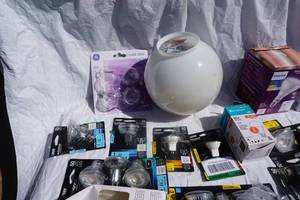 lot 7 image: Large Lot of Track Lighting & Specialty Lighting Light Bulbs