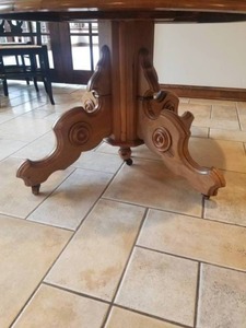 lot 33 image: Antique Oak Round Dining Table