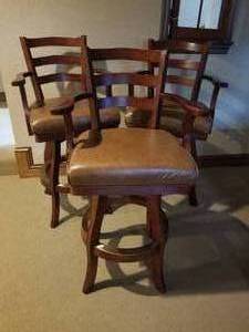 lot 5 image: Peters Billiards Swivel Pool Stools, Set of 3