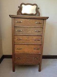 lot 18 image: Antique Oak 5 Drawer Tall Dresser