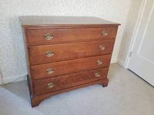 lot 26 image: Cushman Colonial Creation 5 Drawer Maple Dresser
