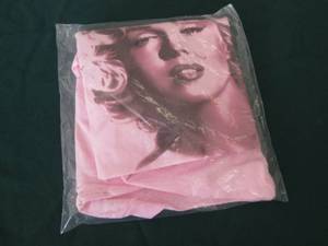 lot 127 image: Marilyn Monroe (XL) T-Shirt (NIP)...