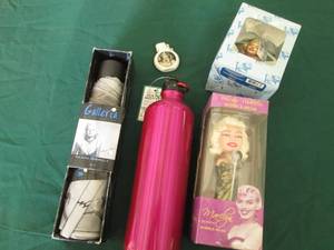 lot 148 image: Marilyn Monroe Bobblehead Doll (NIB...