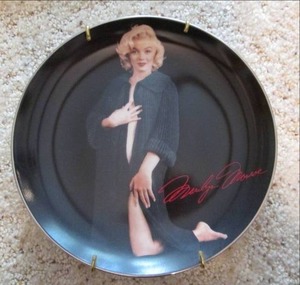 lot 4 image: Marilyn Monroe (The Bradford Exchan...
