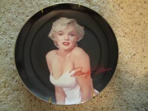 lot 5 image: Marilyn Monroe (The Bradford Exchan...