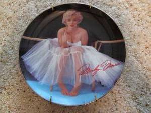 lot 6 image: Marilyn Monroe (The Bradford Exchan...