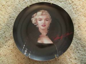lot 7 image: Marilyn Monroe (The Bradford Exchan...