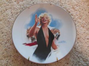 lot 11 image: Marilyn Monroe (The Bradford Exchan...