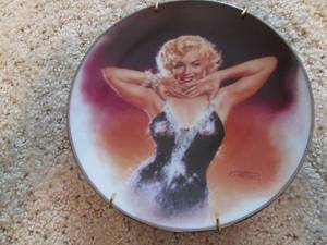 lot 12 image: Marilyn Monroe (The Bradford Exchan...