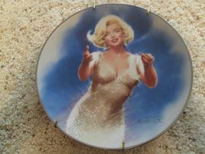 lot 14 image: Marilyn Monroe (The Bradford Exchan...