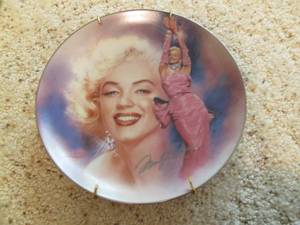 lot 15 image: Marilyn Monroe (The Bradford Exchan...