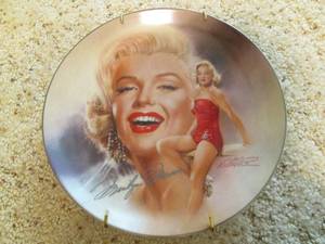 lot 16 image: Marilyn Monroe (The Bradford Exchan...