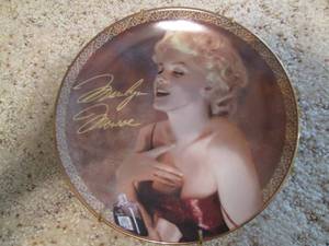 lot 37 image: Marilyn Monroe (The Bradford Exchan...