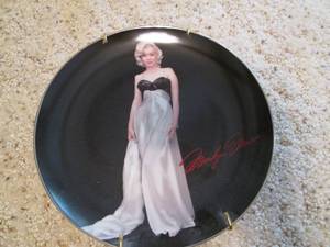 lot 42 image: Marilyn Monroe (The Bradford Exchan...