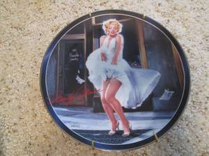 lot 43 image: Marilyn Monroe (The Bradford Exchan...