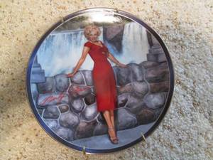 lot 49 image: Marilyn Monroe (The Bradford Exchan...