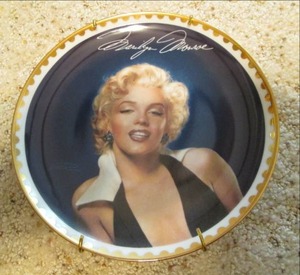 lot 51 image: Marilyn Monroe (The Bradford Exchan...