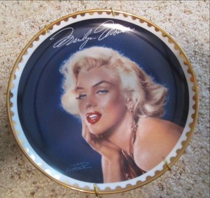 lot 56 image: Marilyn Monroe (The Bradford Exchan...