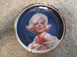 lot 55 image: Marilyn Monroe (The Bradford Exchan...