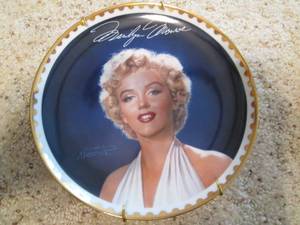 lot 57 image: Marilyn Monroe (The Bradford Exchan...