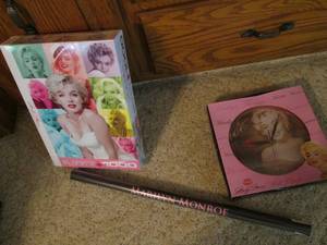 lot 62 image: Marilyn Monroe Puzzle, Poster, Cloc...