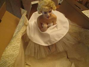 lot 91 image: Marilyn Monroe The Franklin Mint Co...